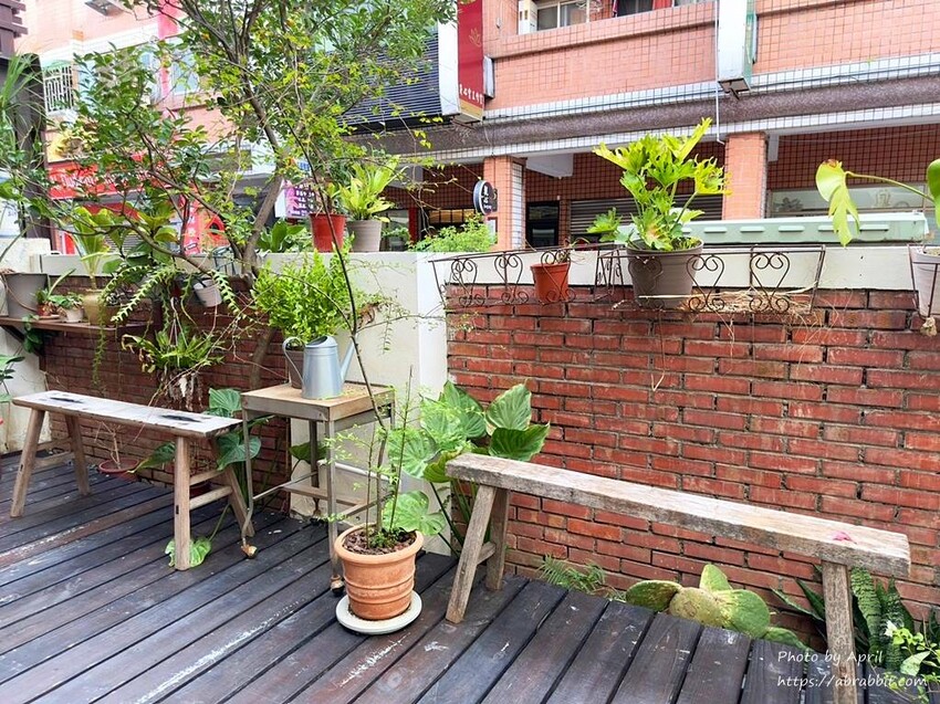 知汐咖啡超好拍！台中西屯巷弄中的下午茶，推薦放夏奶茶與特色可麗露。