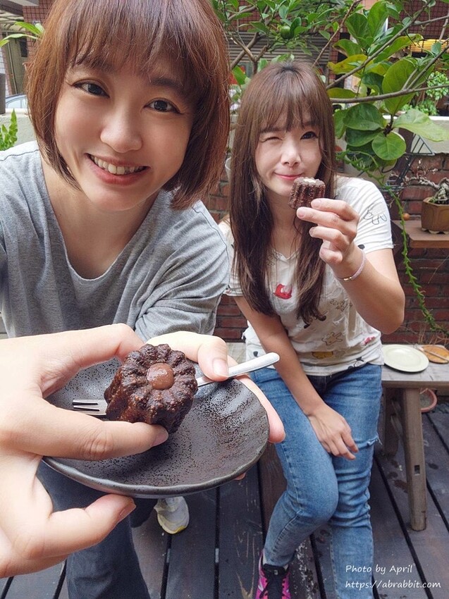 知汐咖啡超好拍！台中西屯巷弄中的下午茶，推薦放夏奶茶與特色可麗露。