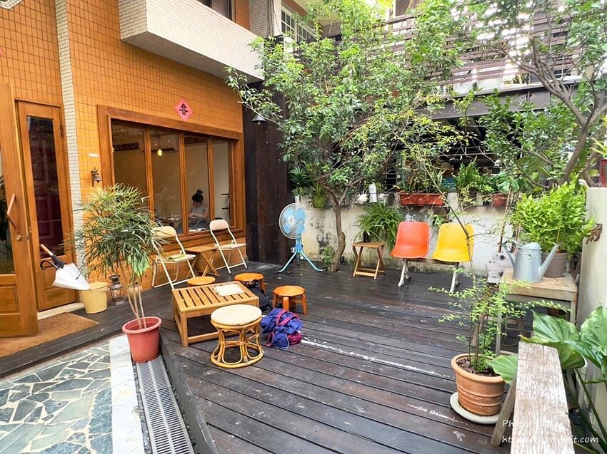 知汐咖啡超好拍！台中西屯巷弄中的下午茶，推薦放夏奶茶與特色可麗露。