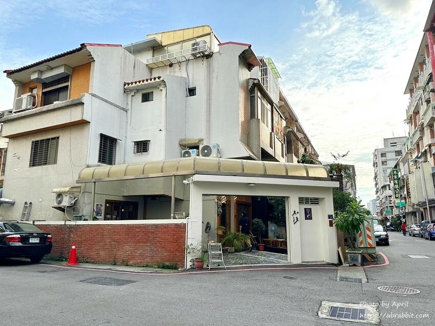 知汐咖啡超好拍！台中西屯巷弄中的下午茶，推薦放夏奶茶與特色可麗露。