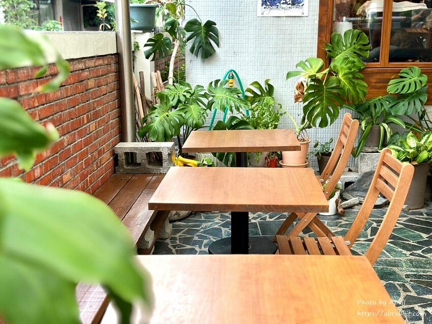 知汐咖啡超好拍！台中西屯巷弄中的下午茶，推薦放夏奶茶與特色可麗露。