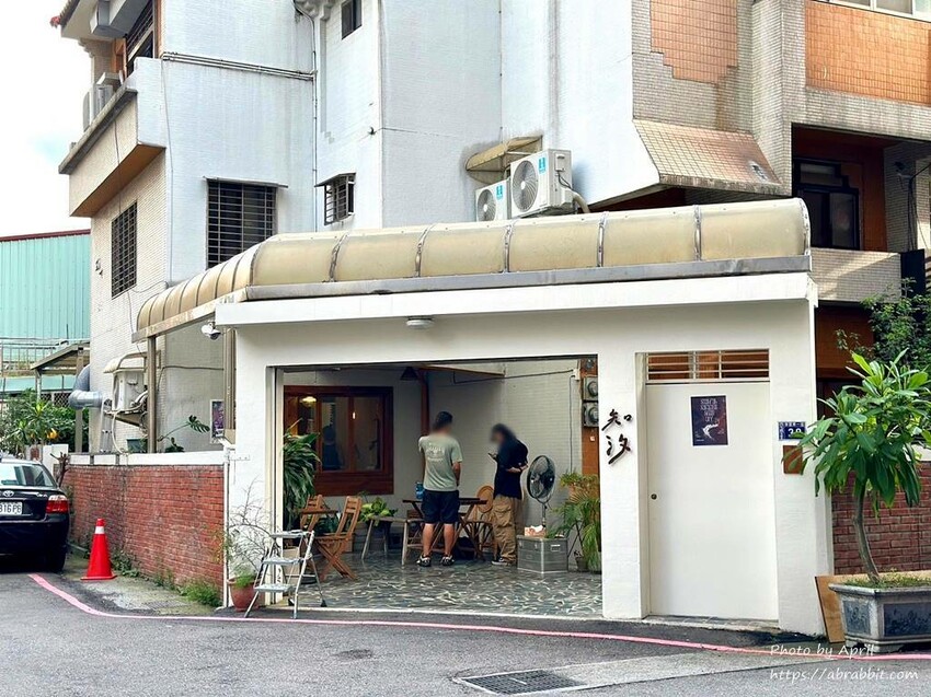 知汐咖啡超好拍！台中西屯巷弄中的下午茶，推薦放夏奶茶與特色可麗露。