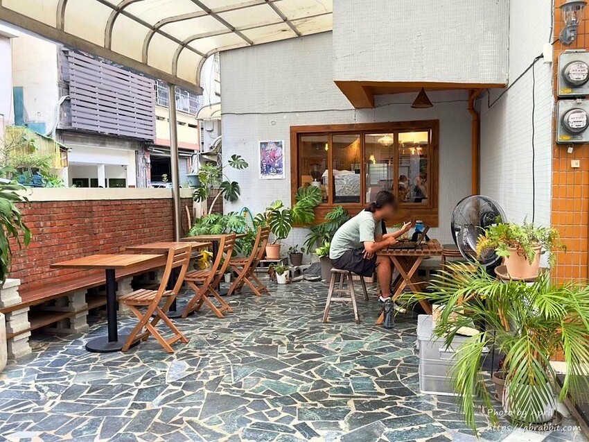 知汐咖啡超好拍！台中西屯巷弄中的下午茶，推薦放夏奶茶與特色可麗露。