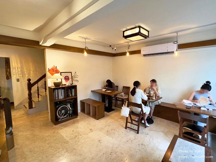 知汐咖啡超好拍！台中西屯巷弄中的下午茶，推薦放夏奶茶與特色可麗露。