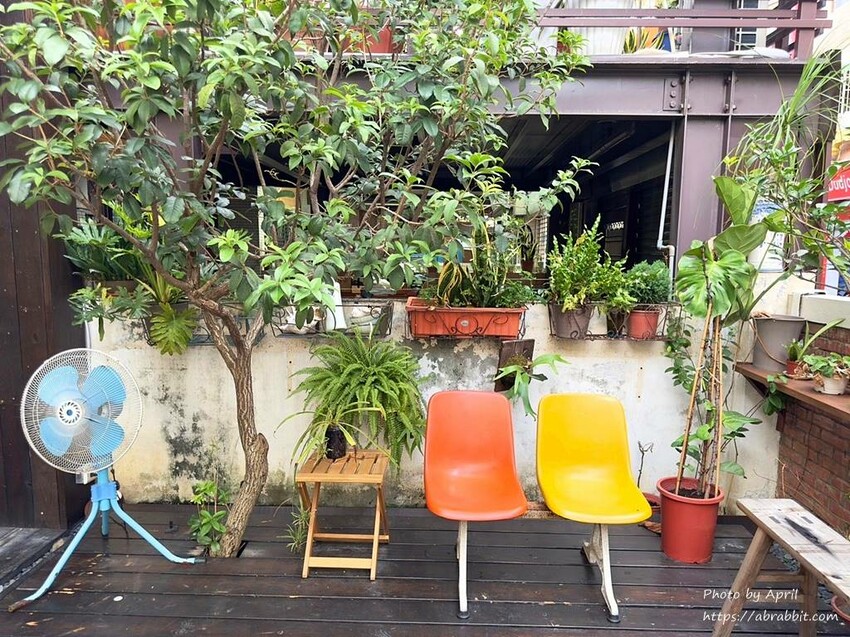 知汐咖啡超好拍！台中西屯巷弄中的下午茶，推薦放夏奶茶與特色可麗露。