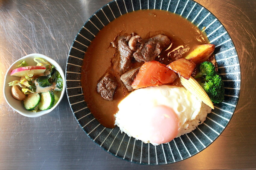 台南市中西區吃。台南市|中西區。「咖哩意識」全新咖哩意識3.0新店報報!!!!從1.0路邊攤 ➡️ 2.0室內用餐空間 ➡️ 3.0日式