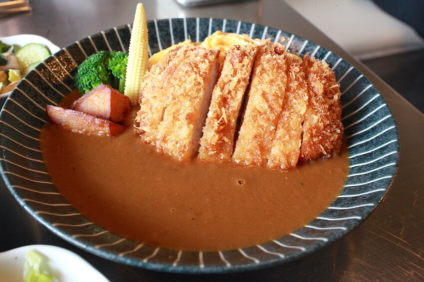 台南市中西區吃。台南市|中西區。「咖哩意識」全新咖哩意識3.0新店報報!!!!從1.0路邊攤 ➡️ 2.0室內用餐空間 ➡️ 3.0日式