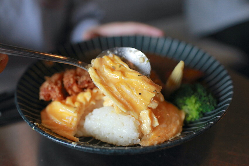 台南市中西區吃。台南市|中西區。「咖哩意識」全新咖哩意識3.0新店報報!!!!從1.0路邊攤 ➡️ 2.0室內用餐空間 ➡️ 3.0日式