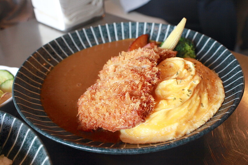 台南市中西區吃。台南市|中西區。「咖哩意識」全新咖哩意識3.0新店報報!!!!從1.0路邊攤 ➡️ 2.0室內用餐空間 ➡️ 3.0日式