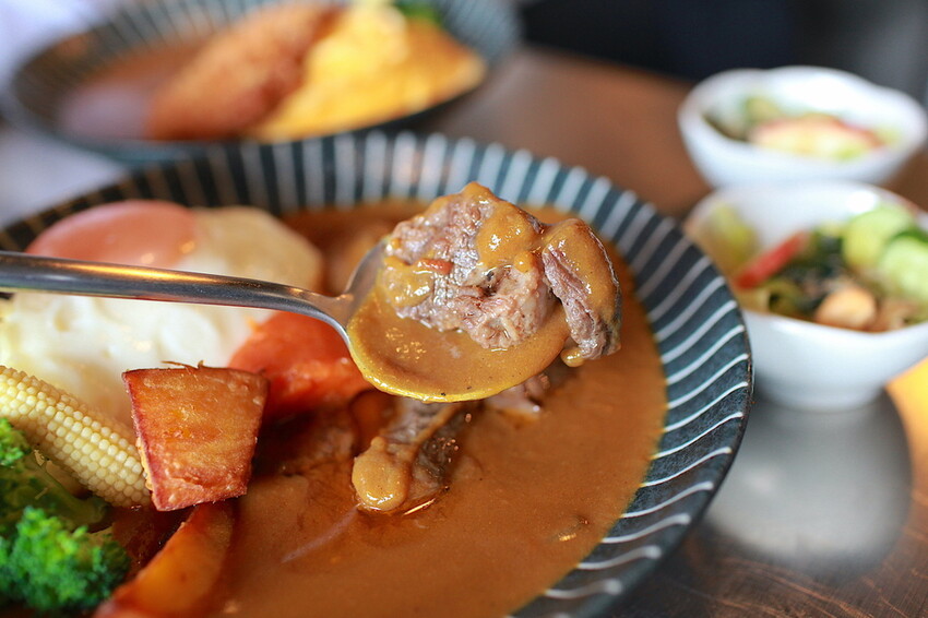 台南市中西區吃。台南市|中西區。「咖哩意識」全新咖哩意識3.0新店報報!!!!從1.0路邊攤 ➡️ 2.0室內用餐空間 ➡️ 3.0日式