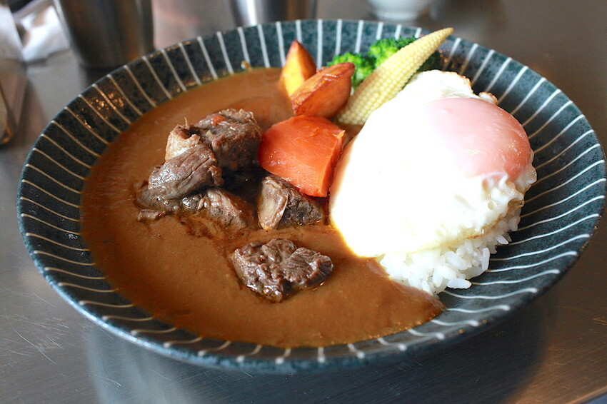 台南市中西區吃。台南市|中西區。「咖哩意識」全新咖哩意識3.0新店報報!!!!從1.0路邊攤 ➡️ 2.0室內用餐空間 ➡️ 3.0日式