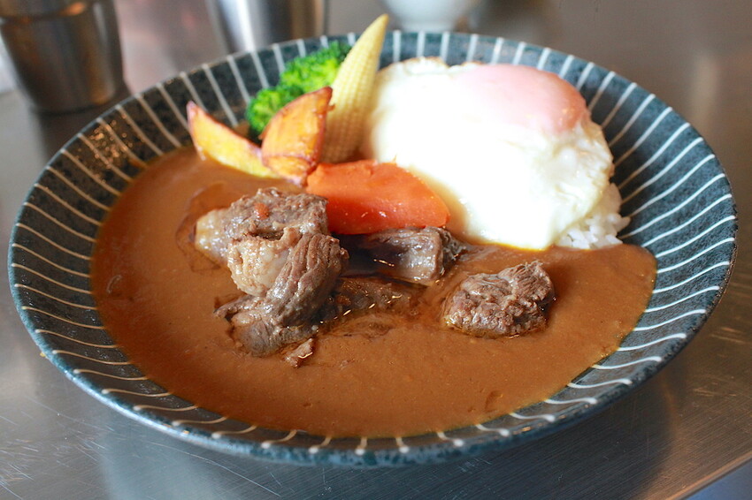 台南市中西區吃。台南市|中西區。「咖哩意識」全新咖哩意識3.0新店報報!!!!從1.0路邊攤 ➡️ 2.0室內用餐空間 ➡️ 3.0日式