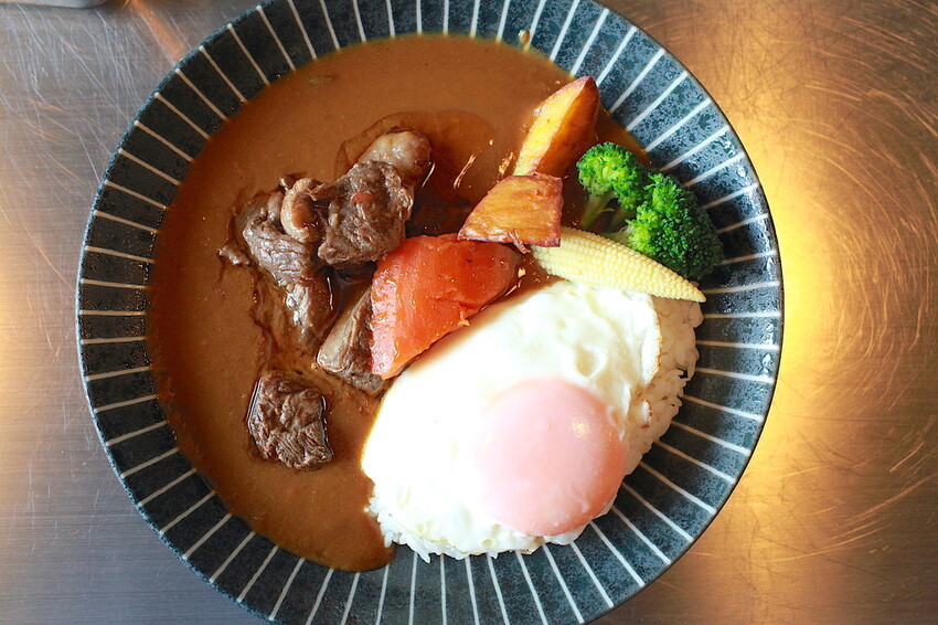 台南市中西區吃。台南市|中西區。「咖哩意識」全新咖哩意識3.0新店報報!!!!從1.0路邊攤 ➡️ 2.0室內用餐空間 ➡️ 3.0日式