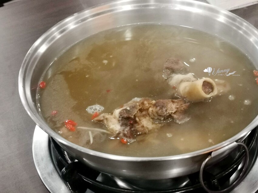 新北市樹林區新北火鍋吃到飽 | 羊霸天下樹林店 超強羊肉爐吃到飽 一開店就客滿