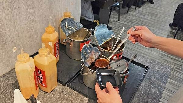 新北市樹林區還沒開店就已經排到轉角處啦～！開店之後要等２小時以上才能吃到的爆人氣店家｜厚度高達３公分以上的肉塊以