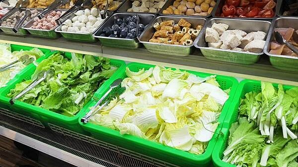 新北市樹林區還沒開店就已經排到轉角處啦～！開店之後要等２小時以上才能吃到的爆人氣店家｜厚度高達３公分以上的肉塊以