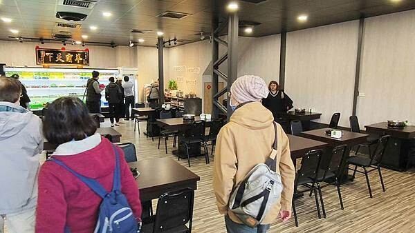 新北市樹林區還沒開店就已經排到轉角處啦～！開店之後要等２小時以上才能吃到的爆人氣店家｜厚度高達３公分以上的肉塊以