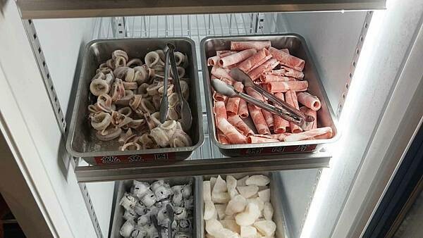 新北市樹林區還沒開店就已經排到轉角處啦～！開店之後要等２小時以上才能吃到的爆人氣店家｜厚度高達３公分以上的肉塊以