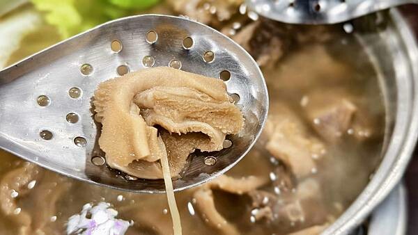 新北市樹林區還沒開店就已經排到轉角處啦～！開店之後要等２小時以上才能吃到的爆人氣店家｜厚度高達３公分以上的肉塊以