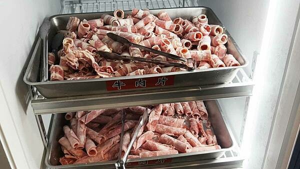 新北市樹林區還沒開店就已經排到轉角處啦～！開店之後要等２小時以上才能吃到的爆人氣店家｜厚度高達３公分以上的肉塊以