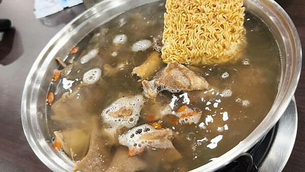 新北市樹林區還沒開店就已經排到轉角處啦～！開店之後要等２小時以上才能吃到的爆人氣店家｜厚度高達３公分以上的肉塊以