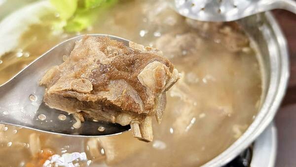 新北市樹林區還沒開店就已經排到轉角處啦～！開店之後要等２小時以上才能吃到的爆人氣店家｜厚度高達３公分以上的肉塊以