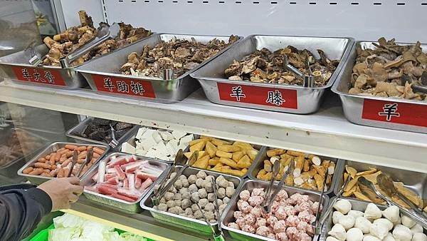 新北市樹林區還沒開店就已經排到轉角處啦～！開店之後要等２小時以上才能吃到的爆人氣店家｜厚度高達３公分以上的肉塊以