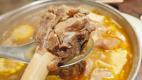 新北市樹林區還沒開店就已經排到轉角處啦～！開店之後要等２小時以上才能吃到的爆人氣店家｜厚度高達３公分以上的肉塊以