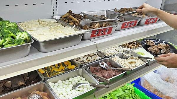 新北市樹林區還沒開店就已經排到轉角處啦～！開店之後要等２小時以上才能吃到的爆人氣店家｜厚度高達３公分以上的肉塊以