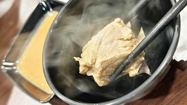 新北市樹林區還沒開店就已經排到轉角處啦～！開店之後要等２小時以上才能吃到的爆人氣店家｜厚度高達３公分以上的肉塊以