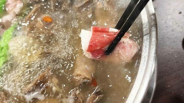 新北市樹林區還沒開店就已經排到轉角處啦～！開店之後要等２小時以上才能吃到的爆人氣店家｜厚度高達３公分以上的肉塊以