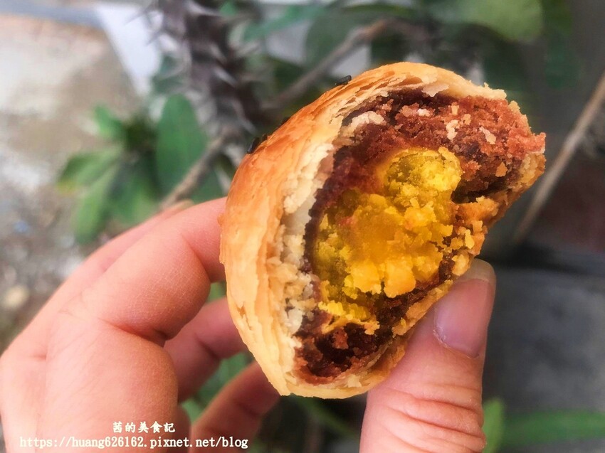 彰化縣鹿港鎮【 宅配美食】✨鹿港拌手禮『五糜人手工烘培坊』✖超酥的外皮吃一口難忘懷滋味✖鹿港蛋黃酥推薦✖近鹿港體育場✖