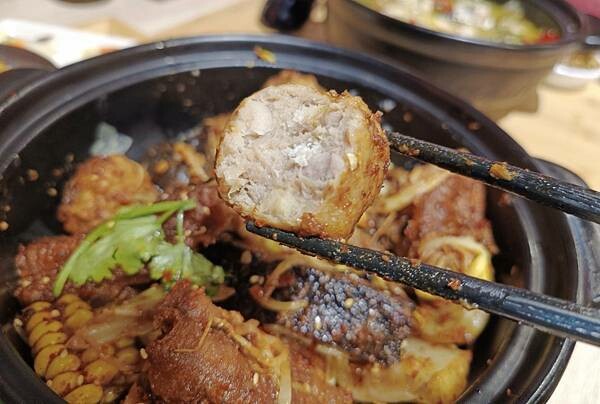 桃園藝文特區美食:一涴川辛堂香氣四溢的麻辣香鍋及肉麻辣子雞絕不可錯過!