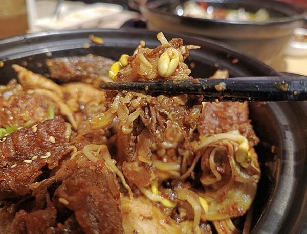 桃園藝文特區美食:一涴川辛堂香氣四溢的麻辣香鍋及肉麻辣子雞絕不可錯過!