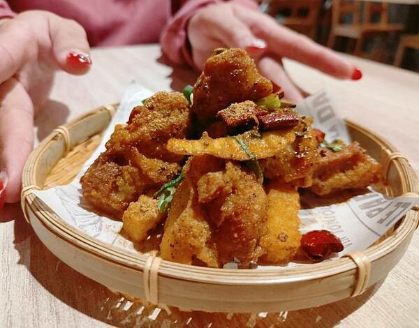 桃園藝文特區美食:一涴川辛堂香氣四溢的麻辣香鍋及肉麻辣子雞絕 桃園藝文特區美食:一涴川辛堂香氣四溢的麻辣香鍋及肉麻辣子雞絕