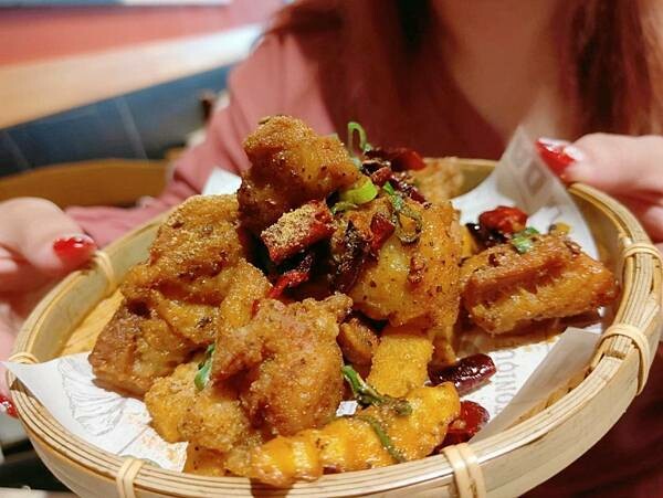 桃園藝文特區美食:一涴川辛堂香氣四溢的麻辣香鍋及肉麻辣子雞絕 桃園藝文特區美食:一涴川辛堂香氣四溢的麻辣香鍋及肉麻辣子雞絕