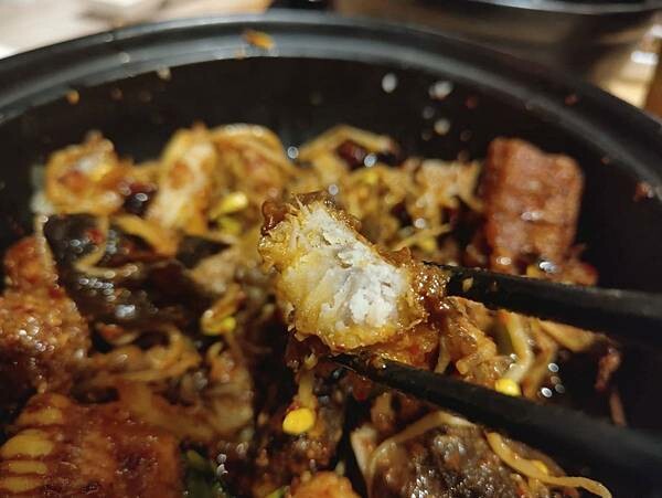 桃園藝文特區美食:一涴川辛堂香氣四溢的麻辣香鍋及肉麻辣子雞絕不可錯過!