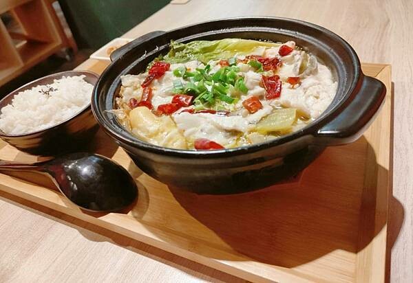 桃園藝文特區美食:一涴川辛堂香氣四溢的麻辣香鍋及肉麻辣子雞絕不可錯過!