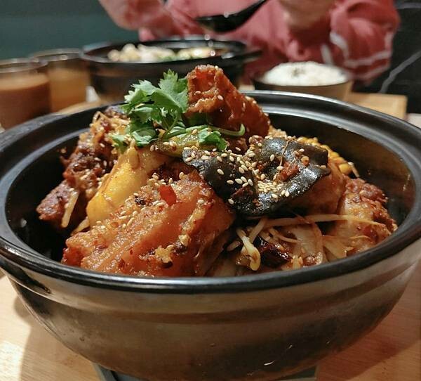 桃園藝文特區美食:一涴川辛堂香氣四溢的麻辣香鍋及肉麻辣子雞絕不可錯過!