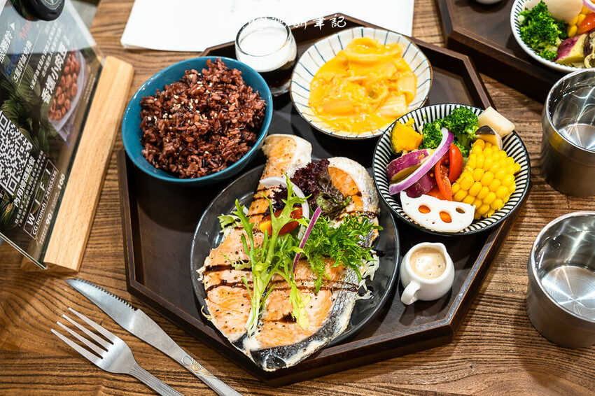 夜暮食堂 | 台中這間大里美食每天只開3.5H!!餐廳氣氛好、餐點美味CP爆高~ | 捲毛阿偉