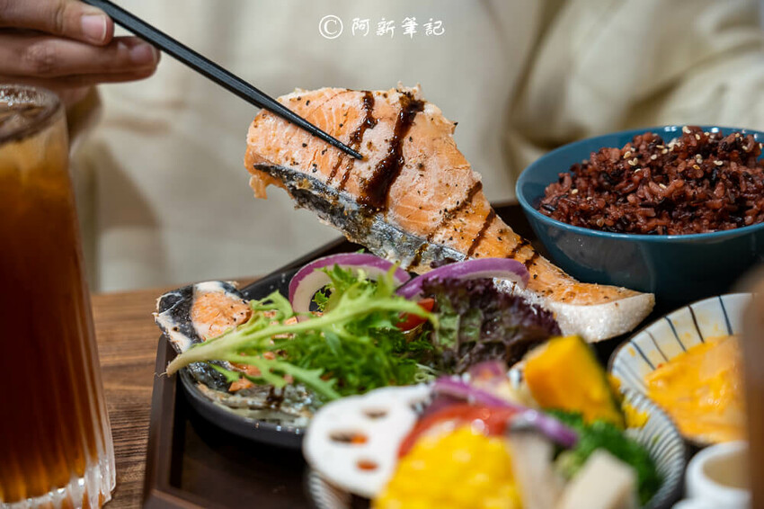 夜暮食堂 | 台中這間大里美食每天只開3.5H!!餐廳氣氛好、餐點美味CP爆高~ | 捲毛阿偉