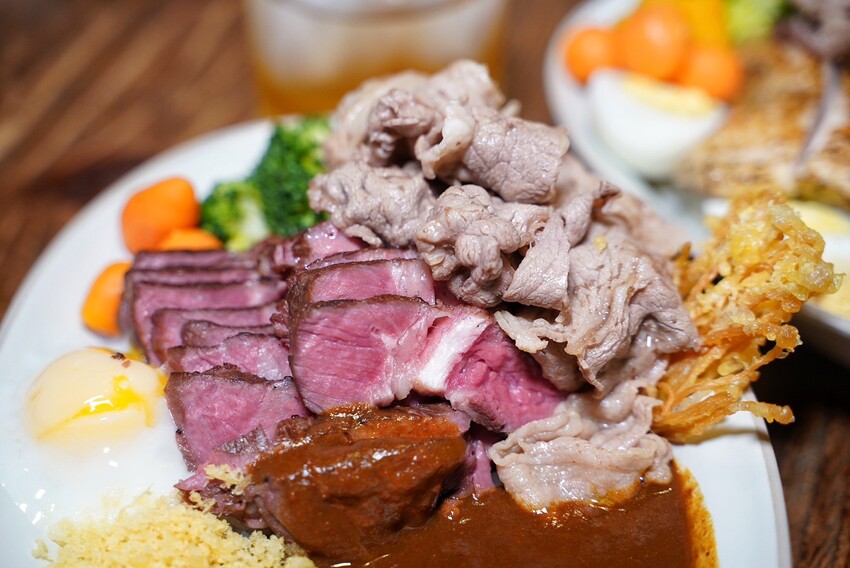 新竹肉量十足的日式咖哩推薦！「一集舒肥咖哩專賣」擁有日式庭院及洞穴式主題包廂，隨便拍隨便美！軟嫩舒肥牛排加上獨家濃郁咖哩醬，真的吃一次就愛上！ - 阿華田的美食日記