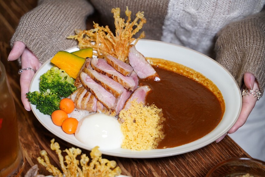 新竹肉量十足的日式咖哩推薦！「一集舒肥咖哩專賣」擁有日式庭院及洞穴式主題包廂，隨便拍隨便美！軟嫩舒肥牛排加上獨家濃郁咖哩醬，真的吃一次就愛上！ - 阿華田的美食日記