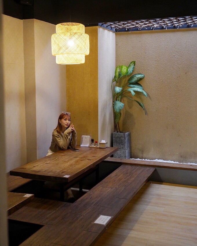 新竹肉量十足的日式咖哩推薦！「一集舒肥咖哩專賣」擁有日式庭院及洞穴式主題包廂，隨便拍隨便美！軟嫩舒肥牛排加上獨家濃郁咖哩醬，真的吃一次就愛上！ - 阿華田的美食日記