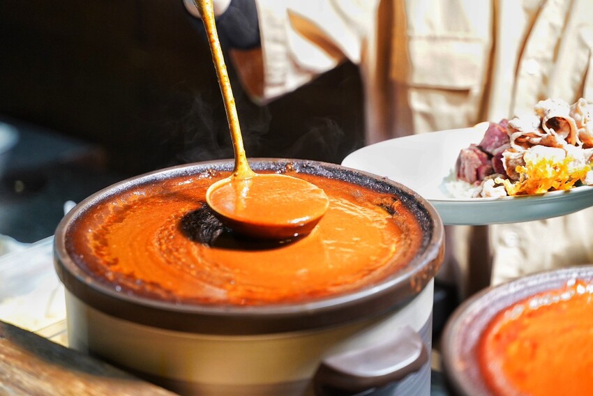 新竹肉量十足的日式咖哩推薦！「一集舒肥咖哩專賣」擁有日式庭院及洞穴式主題包廂，隨便拍隨便美！軟嫩舒肥牛排加上獨家濃郁咖哩醬，真的吃一次就愛上！ - 阿華田的美食日記