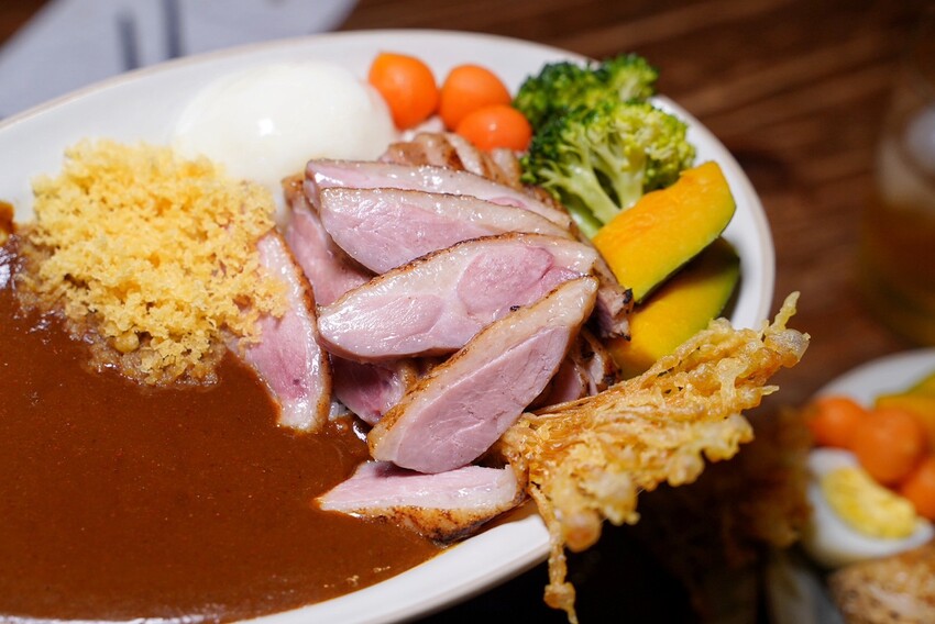 新竹肉量十足的日式咖哩推薦！「一集舒肥咖哩專賣」擁有日式庭院及洞穴式主題包廂，隨便拍隨便美！軟嫩舒肥牛排加上獨家濃郁咖哩醬，真的吃一次就愛上！ - 阿華田的美食日記