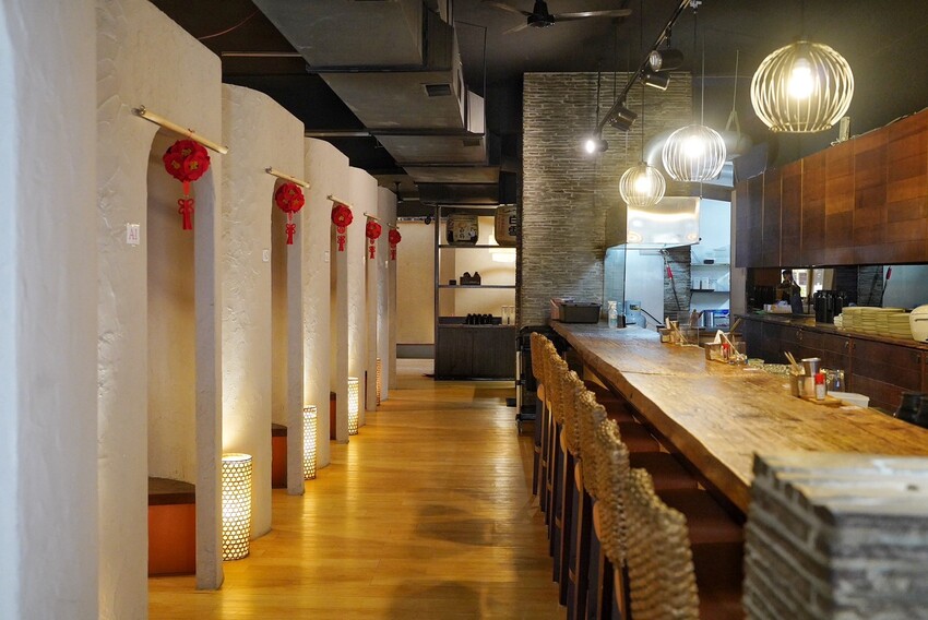 新竹肉量十足的日式咖哩推薦！「一集舒肥咖哩專賣」擁有日式庭院及洞穴式主題包廂，隨便拍隨便美！軟嫩舒肥牛排加上獨家濃郁咖哩醬，真的吃一次就愛上！ - 阿華田的美食日記