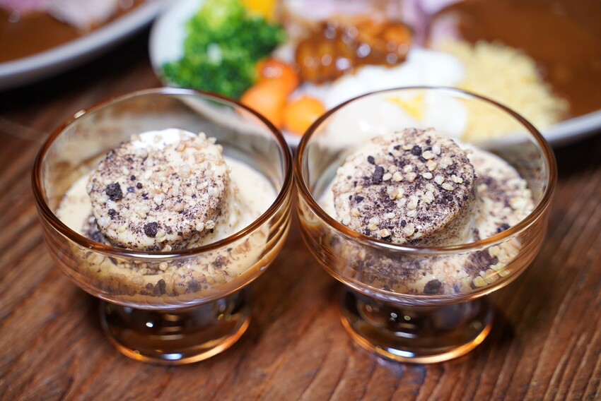 新竹肉量十足的日式咖哩推薦！「一集舒肥咖哩專賣」擁有日式庭院及洞穴式主題包廂，隨便拍隨便美！軟嫩舒肥牛排加上獨家濃郁咖哩醬，真的吃一次就愛上！ - 阿華田的美食日記