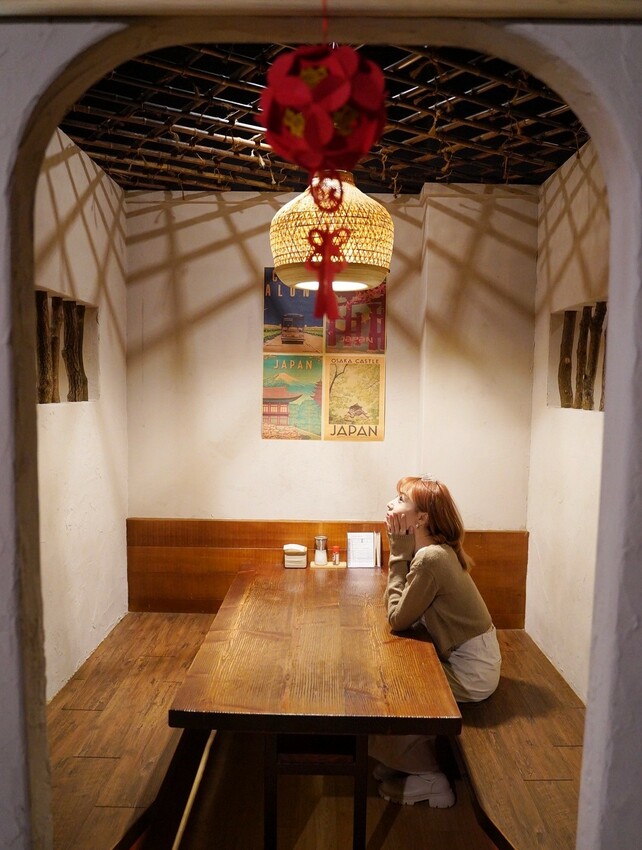 新竹肉量十足的日式咖哩推薦！「一集舒肥咖哩專賣」擁有日式庭院及洞穴式主題包廂，隨便拍隨便美！軟嫩舒肥牛排加上獨家濃郁咖哩醬，真的吃一次就愛上！ - 阿華田的美食日記