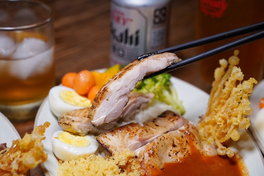 新竹肉量十足的日式咖哩推薦！「一集舒肥咖哩專賣」擁有日式庭院及洞穴式主題包廂，隨便拍隨便美！軟嫩舒肥牛排加上獨家濃郁咖哩醬，真的吃一次就愛上！ - 阿華田的美食日記